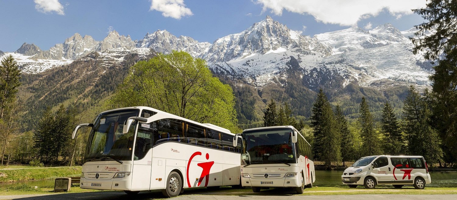 autocar blanc tourisme transdev aura montagne passagers voyage bus