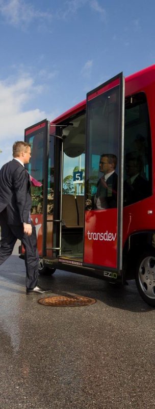 homme entrant dans un bus rouge transdev bus-transdev-site-entreprise-institutions-mobilité